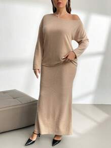 SHEIN Privé Plus-size damesset van 2 stuks: los, fuzzy T-shirt met één schouder en beige fuzzy A-lijn rok, herfst en winter