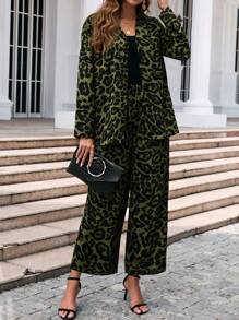SHEIN Clasi Bộ 2 món cho nữ cỡ lớn: Áo cổ tròn tay cánh dơi in họa tiết và quần ống đứng trơn có túi - xanh quân đội - Xem 3
