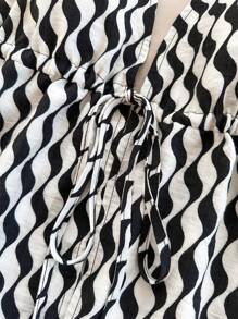 Soleia 1 chiếc áo ba lỗ hở vai cổ chữ V in họa tiết gợn sóng dệt kiểu resort dành cho nữ, trang phục xếp lớp thời trang cho mùa thu/đông - Đen và trắng - Xem 5