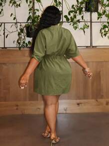 Slaydiva 大码女式纯色紧身缺口领抽绳腰迷你连衣裙，适合派对和优雅通勤，夏季 - 軍綠色 - 查看 2