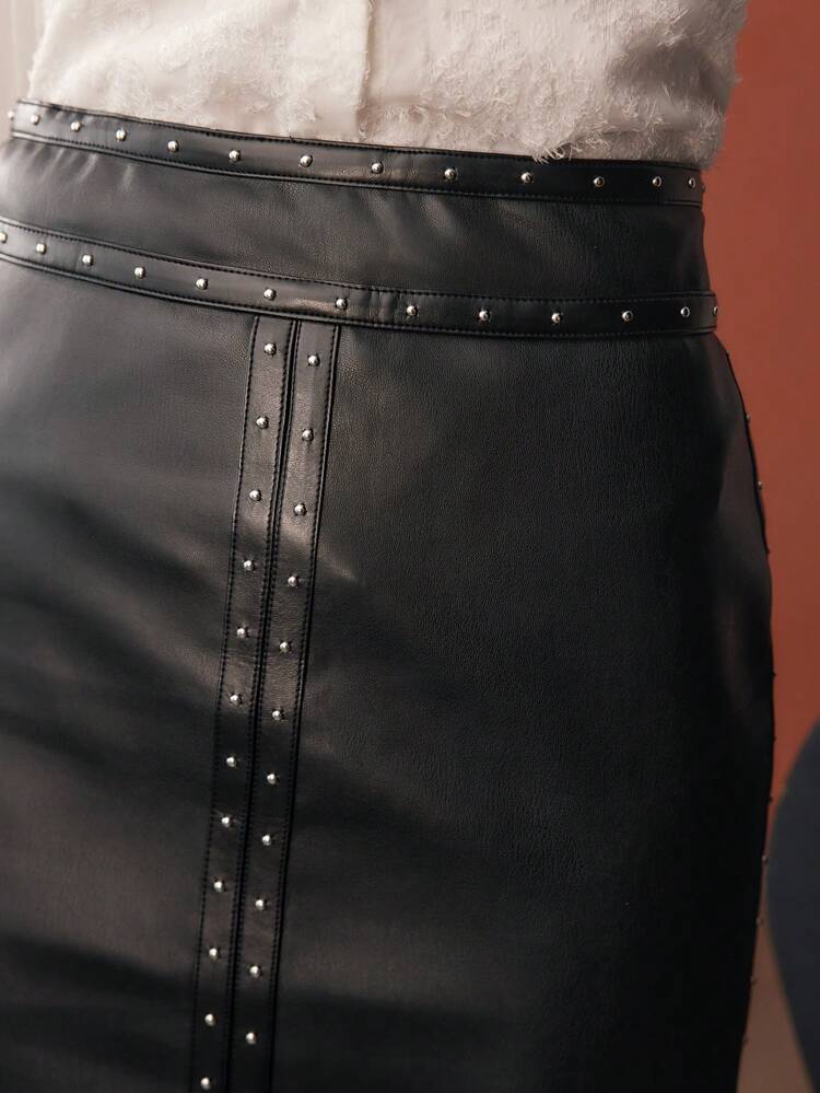 Falda midi recta con cremallera lateral con tachuelas y bajo con abertura para mujer