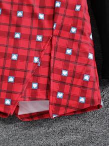 2 件套青少年女孩圣诞装，包括插肩袖圆领长袖 T 恤和心形网格图案开裆短裤