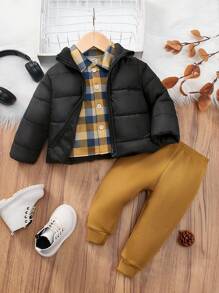 SHEIN 3 Stücke/Set Kleinkind Baby Jungen Karohemd, schwarze warme Jacke und Hose Outfit, perfekte Kombination aus klassischem Karodesign und bequemem Material, geeignet für Herbst und Winter, verleiht der Wintergarderobe des Babyjungen Mode und Wärme