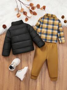 SHEIN 3 Stücke/Set Kleinkind Baby Jungen Karohemd, schwarze warme Jacke und Hose Outfit, perfekte Kombination aus klassischem Karodesign und bequemem Material, geeignet für Herbst und Winter, verleiht der Wintergarderobe des Babyjungen Mode und Wärme