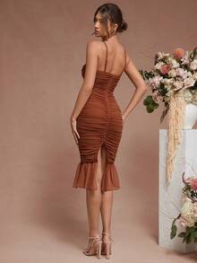 L'Amorae 优雅纯色褶皱紧身吊带连衣裙 - 棕色 - 查看 3