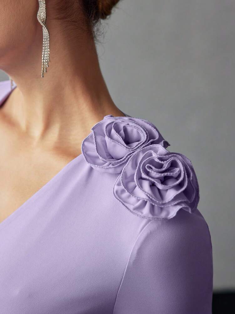 SUKIENKA MIDI Z GŁĘBOKIMI KOŁNIERZAMI I ROZKLOSZOWANYMI RĘKAWAMI W STEREO KWIATOWYM DETALU