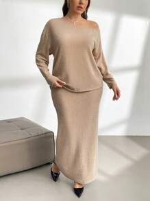 SHEIN Privé Plus-size damesset van 2 stuks: los, fuzzy T-shirt met één schouder en beige fuzzy A-lijn rok, herfst en winter