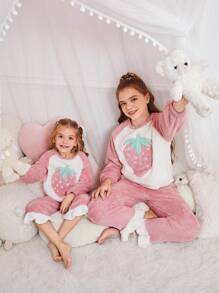 SHEIN Piżama dla młodej dziewczyny z uroczym wzorem truskawkowym, haftowana, z rękawami typu raglan, mankietami i marszczonymi spodniami. Miękki i wygodny dwustronny zestaw piżam z polaru, dwuczęściowy zestaw odpowiedni na jesienne i zimowe stroje rodzeństwa (2 sztuki sprzedawane oddzielnie) - Czerwony i biały - Zobacz 1