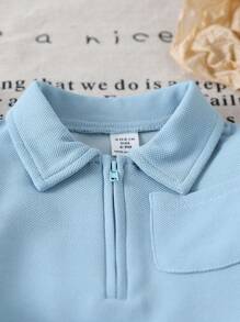 SHEIN Playful Pals Bộ thời trang cho bé trai mùa xuân/thu, màu sắc ấm áp được lựa chọn cẩn thận, thể hiện phong cách thanh lịch đơn giản. Ấm áp và thoải mái, phù hợp với mùa hơi lạnh. Áo dài tay cổ khóa kéo nửa màu trơn, thiết kế chui đầu dễ mặc; kết hợp với quần dài không cạp chun màu trơn, tổng thể đồng bộ. Cho dù đi dạo, mặc ở nhà thường ngày, tập thể dục nhẹ nhàng hay tụ họp gia đình ấm cúng, bộ đồ này sẽ giúp bé toát lên vẻ ngây thơ và sức sống như trẻ thơ, trở thành tâm điểm chú ý. - Màu xanh lam - Xem 3