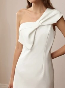 MOTF PREMIUM 纯色单肩大蝴蝶结修身中长连衣裙 - 白色 - 查看 3