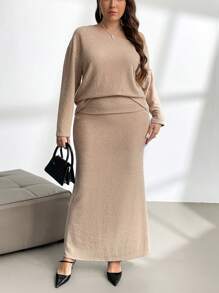 SHEIN Privé Plus-size damesset van 2 stuks: los, fuzzy T-shirt met één schouder en beige fuzzy A-lijn rok, herfst en winter