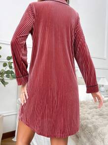 Vestido casual de mujer de manga larga con escote en V de terciopelo con acabado en contraste de color