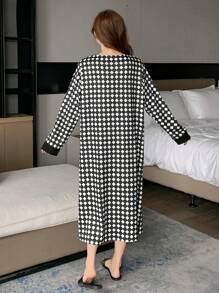 DAZY Women Rhombus Pattern Long Sleeve Open Front Mid-Length Loose Sleepwear Robe - Black and White - View 2