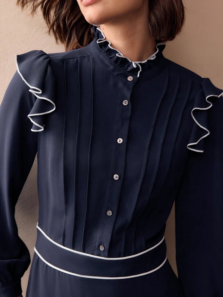 VESTIDO MIDI COM PREGAS, GOLA ALTA FALSA, RECORTE EM CONTRASTE E BABADO