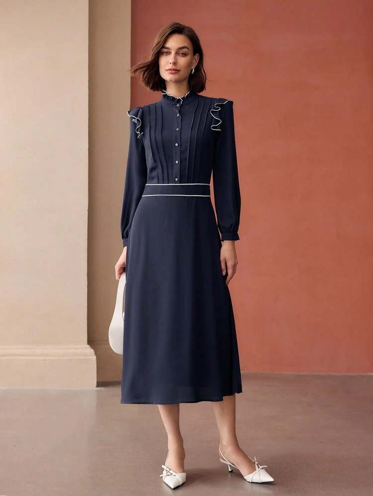 VESTIDO MIDI COM PREGAS, GOLA ALTA FALSA, RECORTE EM CONTRASTE E BABADO
