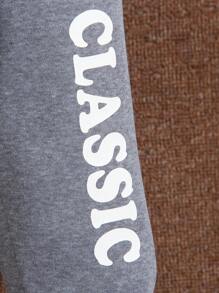 SHEIN Set van 2 geruite, thermisch gevoerde jassen en joggingbroeken met letterprint voor jongens. Zachte, huidvriendelijke, geborstelde voering, gecombineerd met geruite stof, voor een eenvoudige en casual stijl. De zachte, comfortabele jas houdt snel warmte vast en is geschikt voor de winter. Of het nu gaat om buitenactiviteiten, school of vrije tijd thuis, deze 2-delige set biedt jongens een comfortabele en stijlvolle draagervaring.