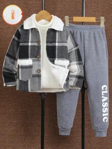 SHEIN Set van 2 geruite, thermisch gevoerde jassen en joggingbroeken met letterprint voor jongens. Zachte, huidvriendelijke, geborstelde voering, gecombineerd met geruite stof, voor een eenvoudige en casual stijl. De zachte, comfortabele jas houdt snel warmte vast en is geschikt voor de winter. Of het nu gaat om buitenactiviteiten, school of vrije tijd thuis, deze 2-delige set biedt jongens een comfortabele en stijlvolle draagervaring.