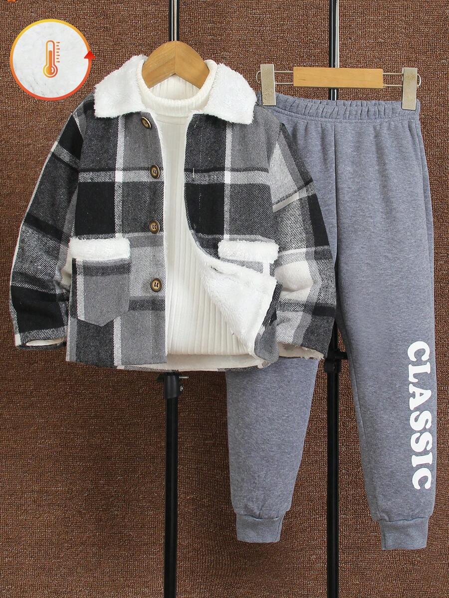 SHEIN Set van 2 geruite, thermisch gevoerde jassen en joggingbroeken met letterprint voor jongens. Zachte, huidvriendelijke, geborstelde voering, gecombineerd met geruite stof, voor een eenvoudige en casual stijl. De zachte, comfortabele jas houdt snel warmte vast en is geschikt voor de winter. Of het nu gaat om buitenactiviteiten, school of vrije tijd thuis, deze 2-delige set biedt jongens een comfortabele en stijlvolle draagervaring.