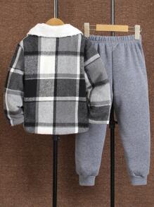 SHEIN Set van 2 geruite, thermisch gevoerde jassen en joggingbroeken met letterprint voor jongens. Zachte, huidvriendelijke, geborstelde voering, gecombineerd met geruite stof, voor een eenvoudige en casual stijl. De zachte, comfortabele jas houdt snel warmte vast en is geschikt voor de winter. Of het nu gaat om buitenactiviteiten, school of vrije tijd thuis, deze 2-delige set biedt jongens een comfortabele en stijlvolle draagervaring.