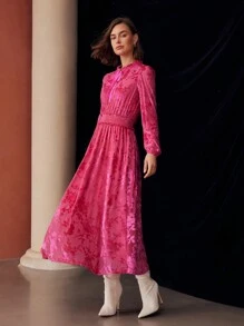 MOTF PREMIUM 天鹅绒花朵提花荷叶边系带领灯笼袖褶皱腰中长连衣裙，适合节日、派对服装、女士服装 - 玫紅色 - 查看 7
