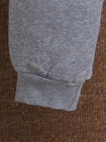 SHEIN Set van 2 geruite, thermisch gevoerde jassen en joggingbroeken met letterprint voor jongens. Zachte, huidvriendelijke, geborstelde voering, gecombineerd met geruite stof, voor een eenvoudige en casual stijl. De zachte, comfortabele jas houdt snel warmte vast en is geschikt voor de winter. Of het nu gaat om buitenactiviteiten, school of vrije tijd thuis, deze 2-delige set biedt jongens een comfortabele en stijlvolle draagervaring.