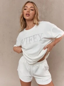 MISSGUIDED Conjunto de dos piezas con camiseta oversize y pantalones cortos con aplicaciones de rhinestones "WIFEY"