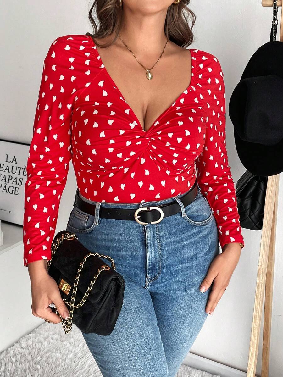 SHEIN Frenchy 大码 Saint Valentin 女式荷叶边下摆心形印花长袖 T 恤 - 紅色 - 查看 1