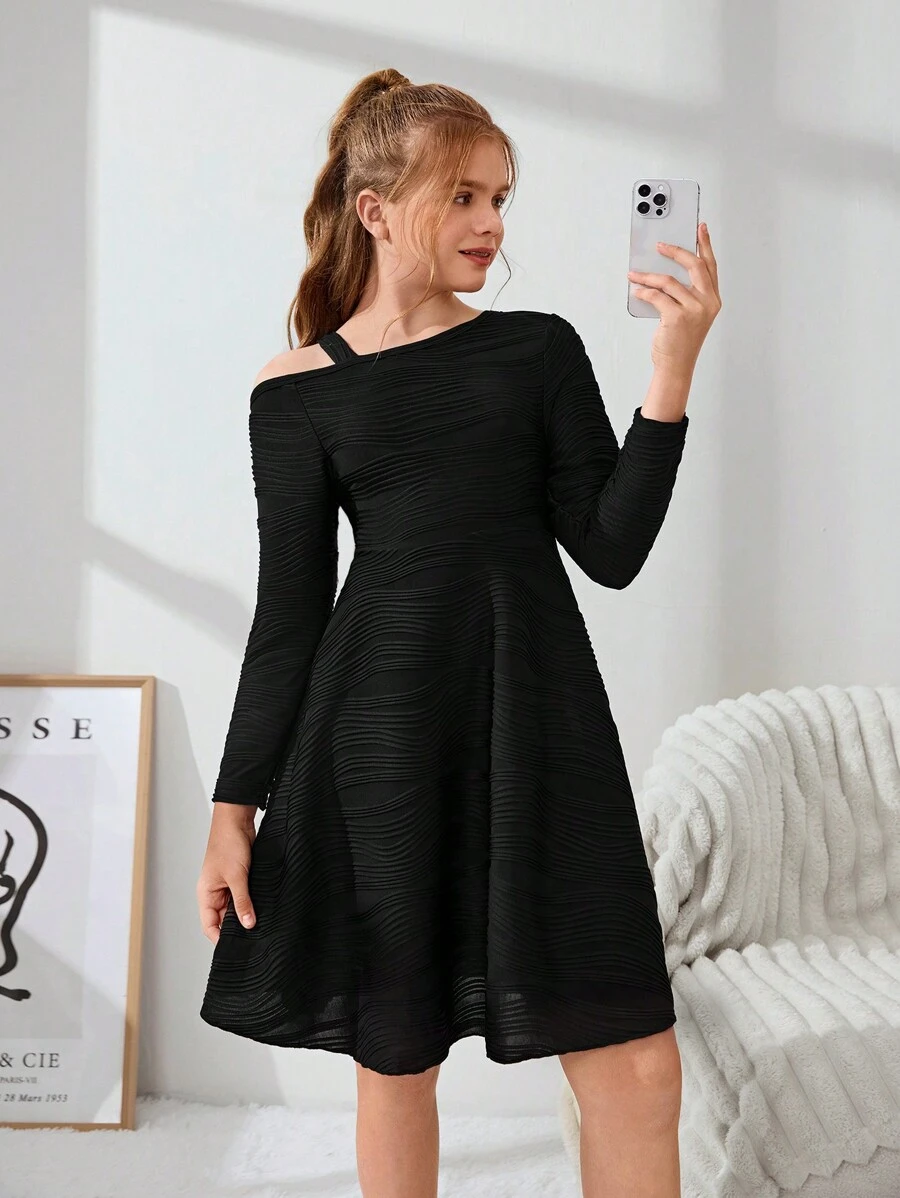 Váy dài tay thắt eo chéo vai họa tiết cho bé gái tuổi mới lớn - màu đen - Xem 1