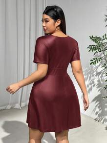 SHEIN EZwear 大码女式 V 领短袖纯色简约迷你连衣裙，休闲日常穿着 - 酒紅色 - 查看 4