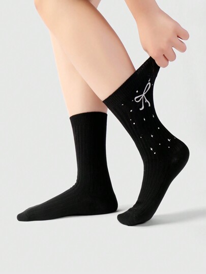 Kawaii مجموعة كومبو من جوربين كوريين ناعمين ودافئين ذات لون أبيض وأسود منقط من تول الشريطي، طراز جميل وحلو، مناسب للنساء في الارتداء اليومي ،أتى في علبة هدية