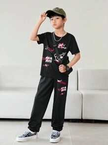 SHEIN Little Byeori Cậu bé Tween Đồ họa hoạt hình và khẩu hiệu Bộ áo Tee & quần nỉ - màu đen - Xem 1