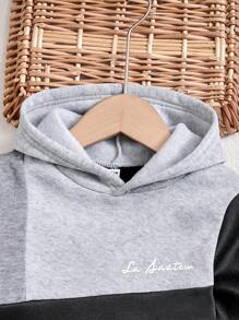 2 件套年轻男孩休闲字母印花拼布连帽衫和运动裤套装，适合秋冬季 - 彩色 - 查看 3