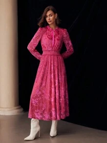 MOTF PREMIUM 天鹅绒花朵提花荷叶边系带领灯笼袖褶皱腰中长连衣裙，适合节日、派对服装、女士服装 - 玫紅色 - 查看 5