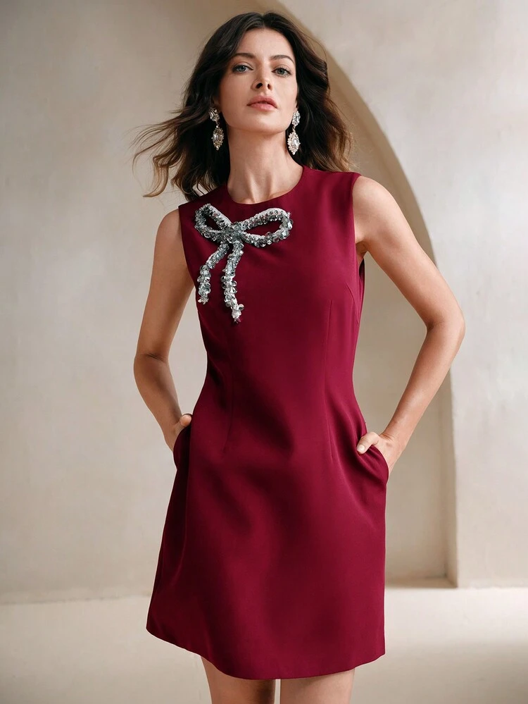 Robe tunique élégante avec détail nœud papillon décoré de points de chaîne robuste et de faux perles, bordeaux, pour Noël