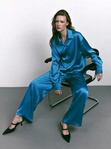 Maija Set de 2 piezas de blusa de satén crep azul de hombros caídos y pantalones de pierna ancha para mujer, elegante y minimalista, para otoño/invierno - Azul - Ver 2