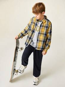 SHEIN 3 件套 Tween 男童休闲格子拼布运动衫、运动裤和衬衫套装 - 彩色 - 查看 4