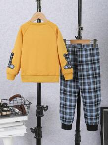 2 件套男孩休闲装，包括带有可爱熊刺绣补丁的黄色上衣和黑色和蓝色格子裤。舒适时尚，展现男孩的天真无邪，让他们成为时尚小偶像。适合学校、娱乐时间和户外场景。 - 黃色 - 查看 2