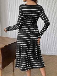 SHEIN 前扣条纹印花圆领休闲长袖哺乳连衣裙，适合孕妇 - 黑與白 - 查看 2