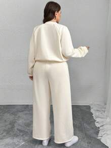 SHEIN Privé Set de 2 piezas para mujer talla grande: suéter de forro polar y pantalones cargo de cintura elástica, cálido y casual para otoño/invierno - Gris Claro - Ver 2