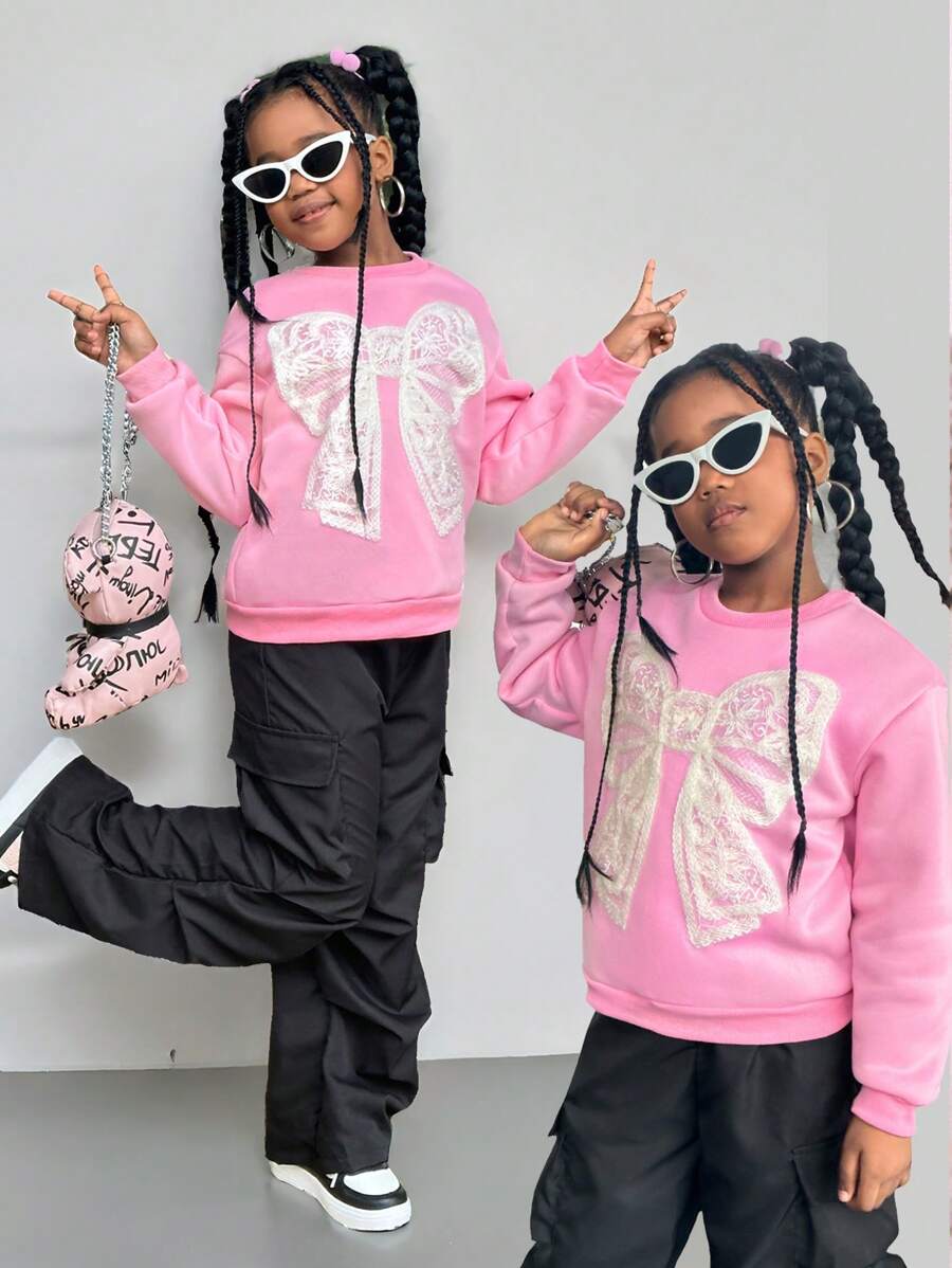 SHEIN Explorewe Tween Girl 女童休闲百搭优雅蝴蝶结贴花图案圆领长袖上衣和工装裤套装，适合上学、度假和户外穿着，秋冬季 - 粉色 - 查看 1
