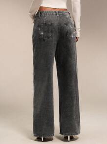 Forever 21 Jeans à jambe droite avec détails de diamants éparpillés, effet lavage vintage. Jeans taille mi-haute pour tenues printanières, tenues de festival, bas d'été avec des jeans ornés de strass