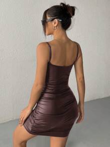 SHEIN EZwear 巧克力棕色 PU 拼布褶饰紧身开衩细肩带中长连衣裙 - 巧克力棕 - 查看 2