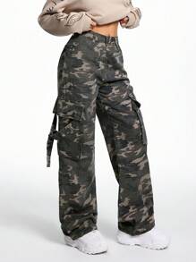 SHEIN ICON Jeans cargo con estampado de camuflaje con bolsillo con solapa con diseño con hebilla