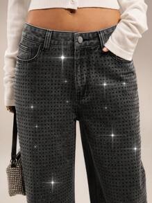 Forever 21 Jeans à jambe droite avec détails de diamants éparpillés, effet lavage vintage. Jeans taille mi-haute pour tenues printanières, tenues de festival, bas d'été avec des jeans ornés de strass
