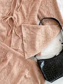 Soleia Áo thun nữ màu xanh lá cây có họa tiết nhăn buộc phía trước và chân váy chữ A có họa tiết nhăn - Màu Khaki - Xem 4