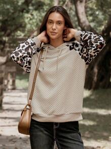 LanaWest Sudadera suelta casual de mujer LanaWest con capucha con cordón, manga raglán y estampado de leopardo