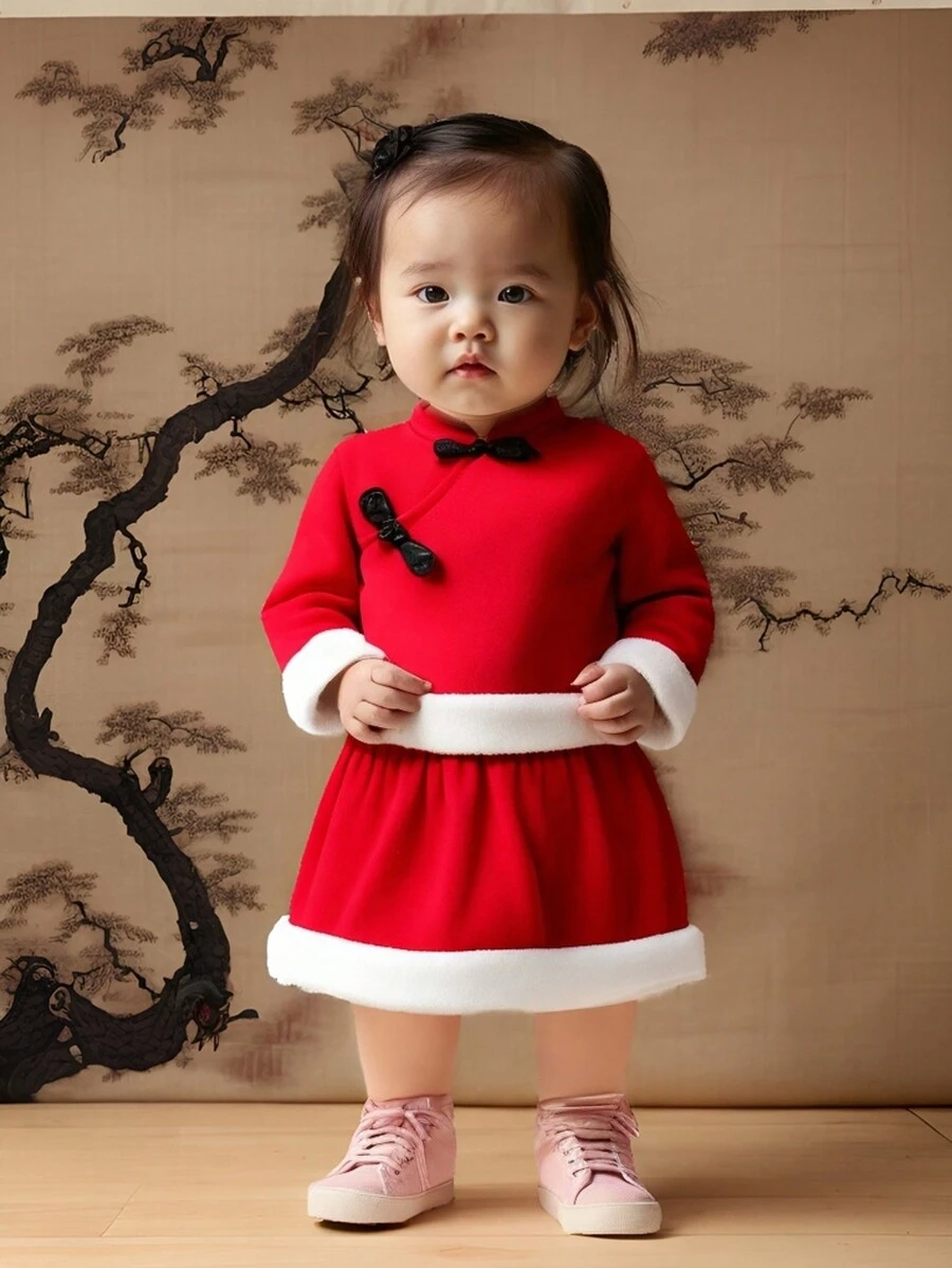 女婴喜庆红色中国传统汉服外套和蓬松白色下摆裙子，秋冬