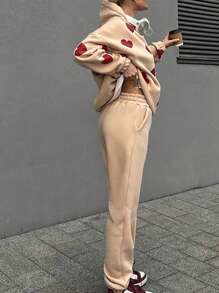 INAWLY 2 件套女士心形印花连帽长袖上衣和口袋裤休闲套装 - 卡其色 - 查看 2
