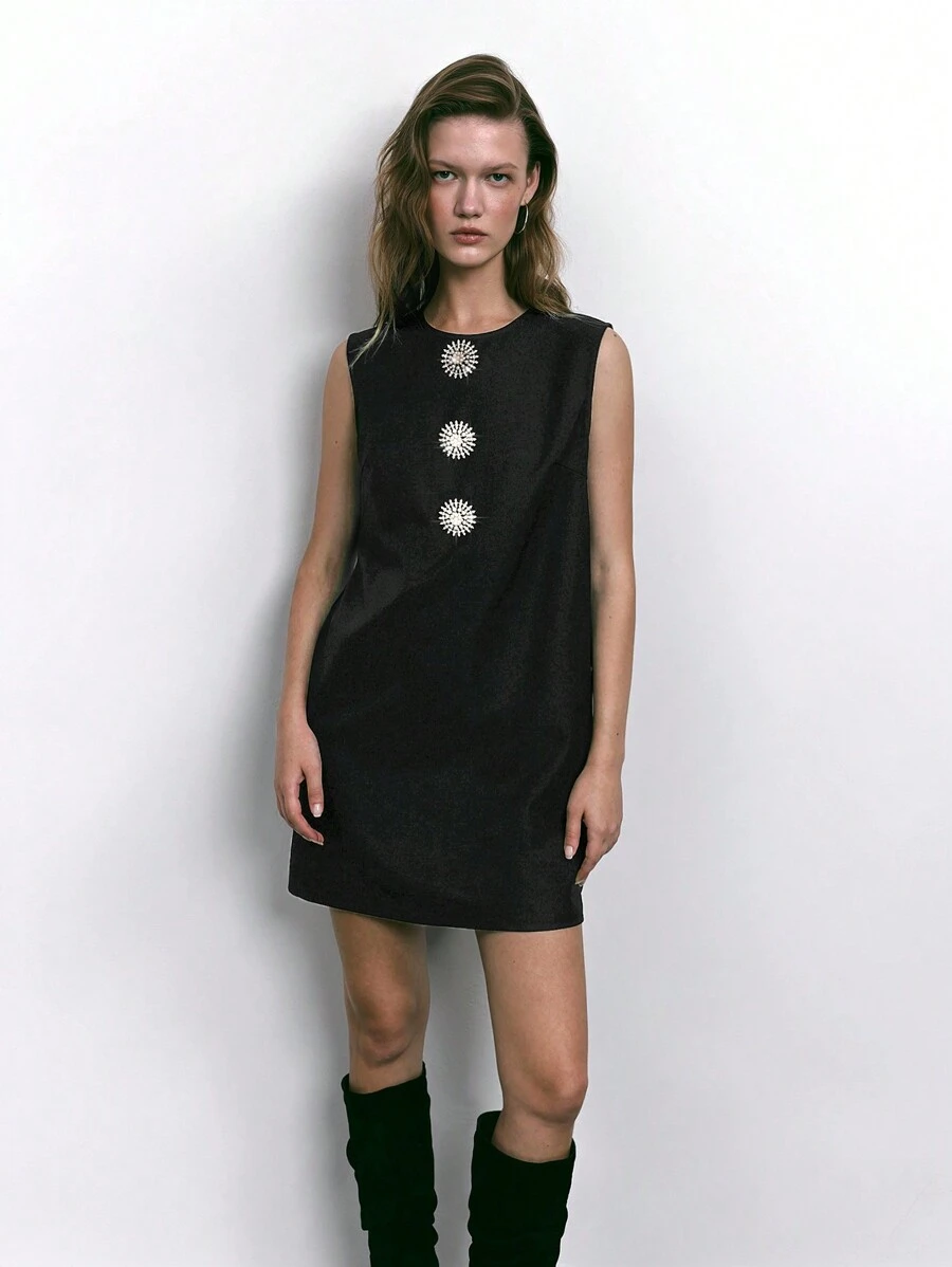 Maija 优雅简约金属单排扣装饰女士短款连衣裙，适合情人节、派对和聚会等场合。