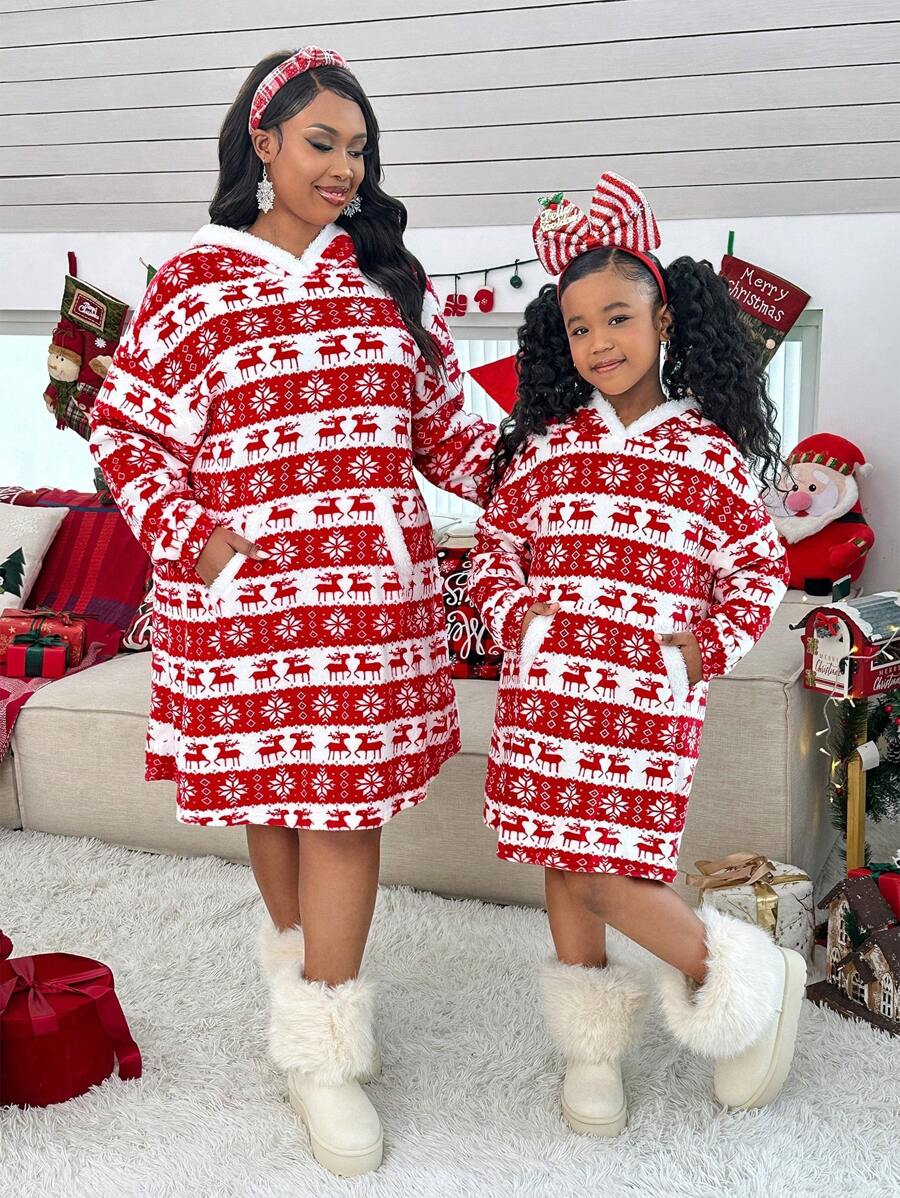 SHEIN LUNE 加大码圣诞毛绒口袋全印花连帽领长袖连衣裙，秋冬装，女士圣诞服装，女士感恩节服装，圣诞连衣裙，圣诞运动衫，冬季连衣裙，圣诞休闲派对连衣裙，圣诞家庭装，圣诞妈妈和我，加大码套头衫秋季女士连衣裙 - 彩色 - 查看 1